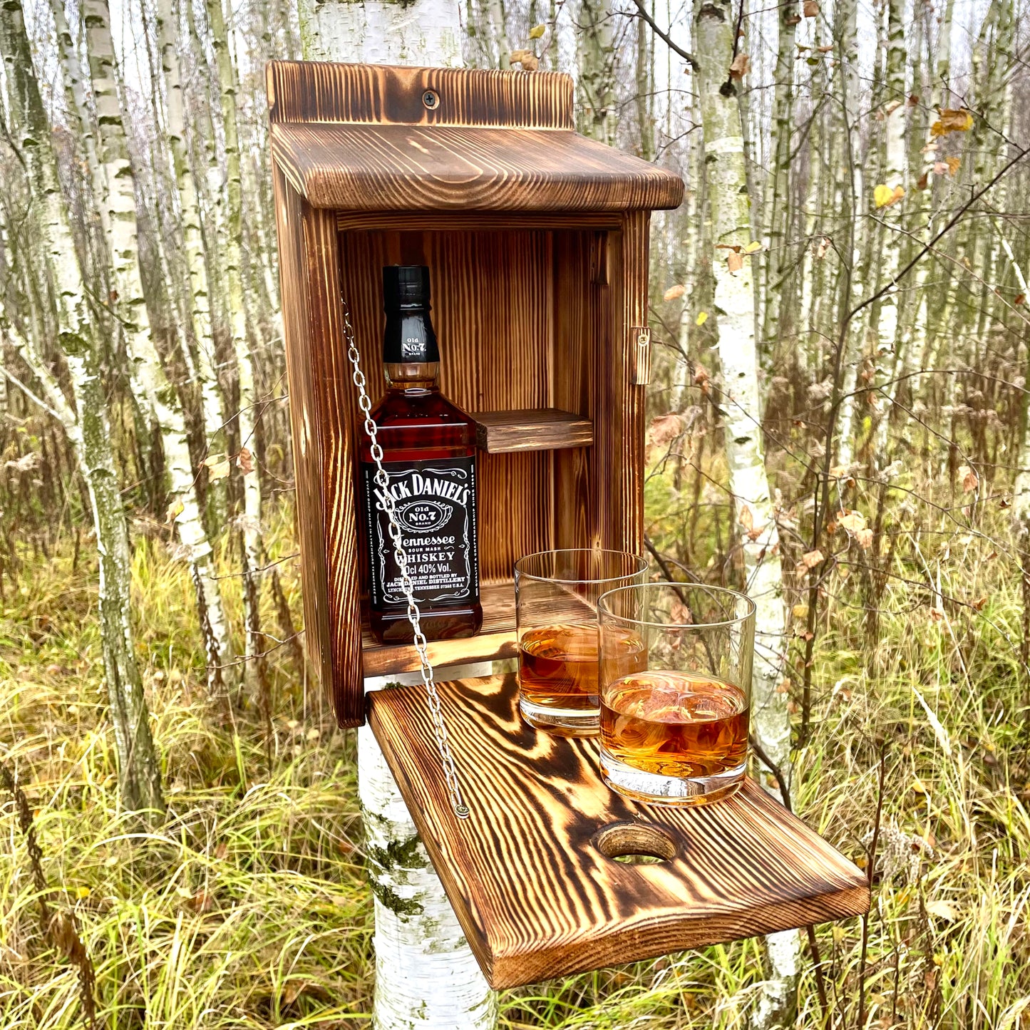 Holz-Vogelhaus mit Whisky-Minibar